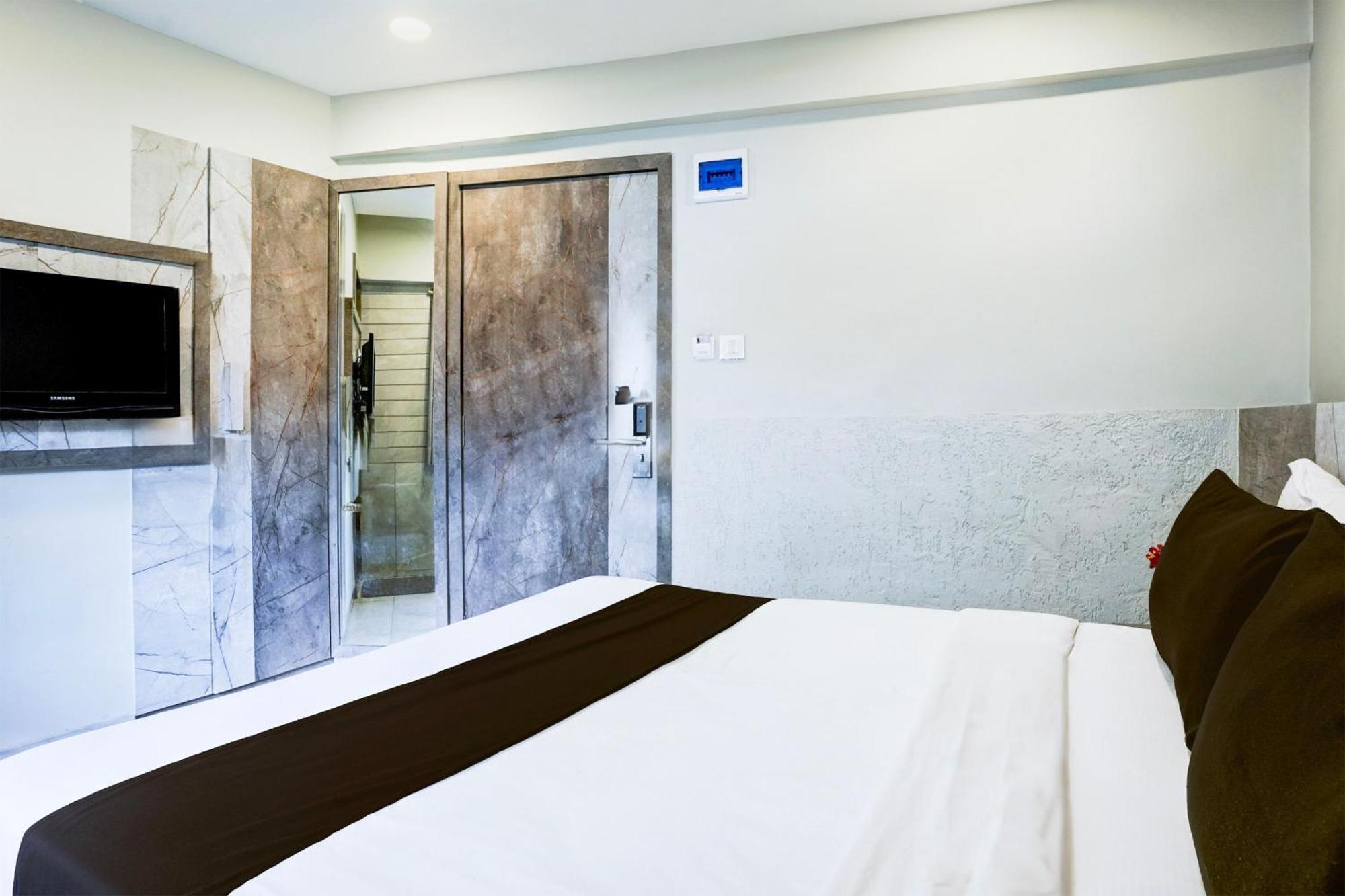 Super Townhouse Oak Vashi Hotel Turambhe Exterior foto