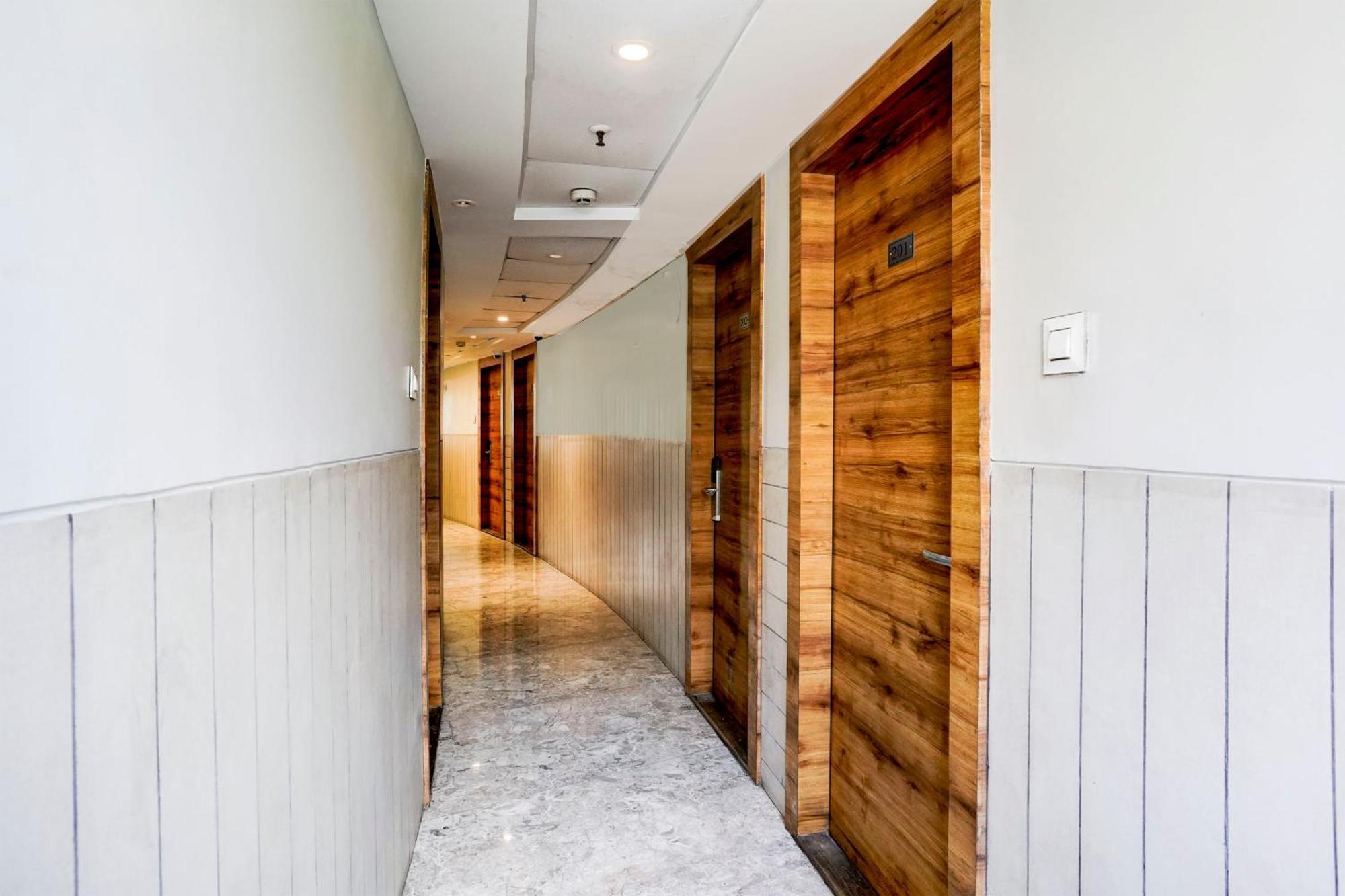 Super Townhouse Oak Vashi Hotel Turambhe Exterior foto