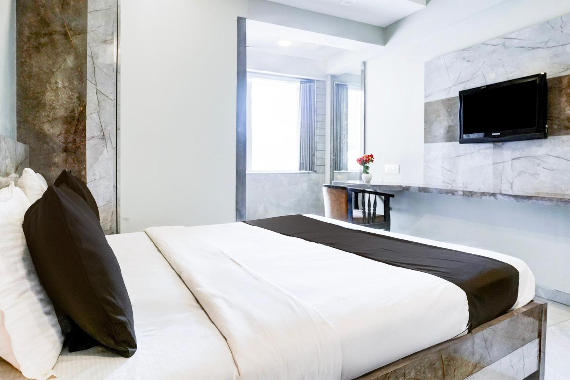 Super Townhouse Oak Vashi Hotel Turambhe Exterior foto