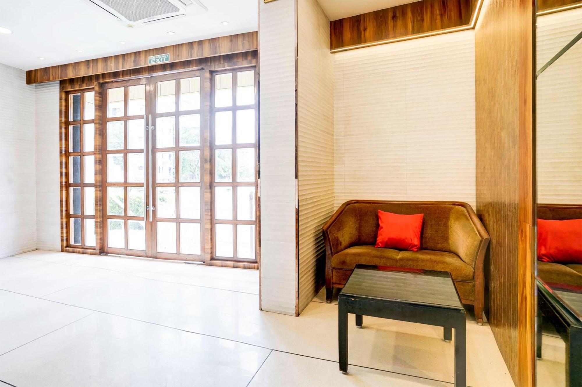 Super Townhouse Oak Vashi Hotel Turambhe Exterior foto